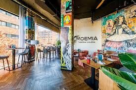 Interior de Taberna Mohemia con murales urbanos