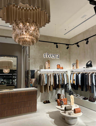 Interior de tienda Moda Rivera con lámpara de diseño