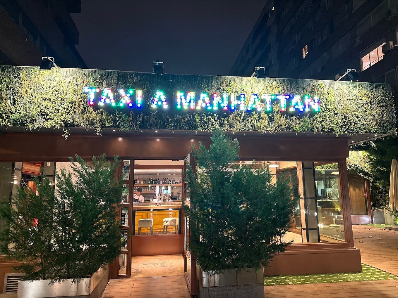 Fachada de Taxi a Manhattan con rótulo de neón